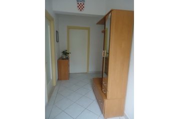 Hrvatska Privát Okrug Gornji, Eksterijer